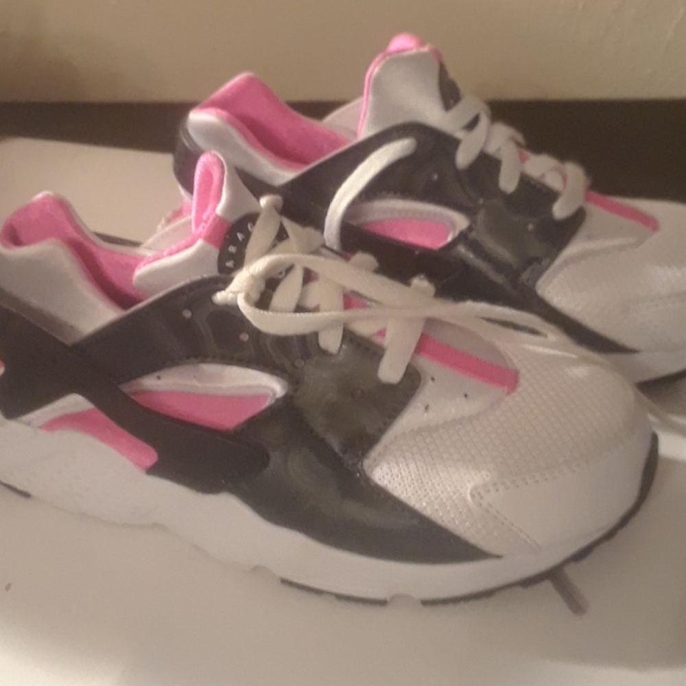 Shoes size 2 nike blk white  pink hurache